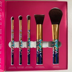 mark By Avon “Gimme a look” 5-piece Pro Brush Set